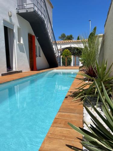 une piscine au milieu d'une maison dans l'établissement Appartement T2 avec piscine, à Pérols