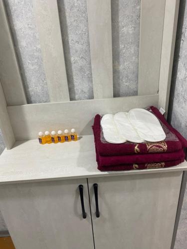 un mostrador con dos botellas de pastillas y una toalla en MehmonServis1, en Samarkand