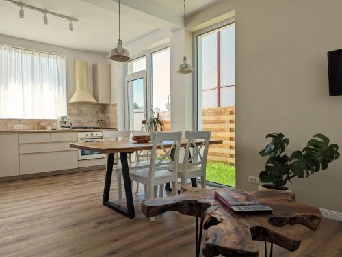 a kitchen and dining room with a table and chairs at La Bella Villa Mamaia in Mamaia Nord