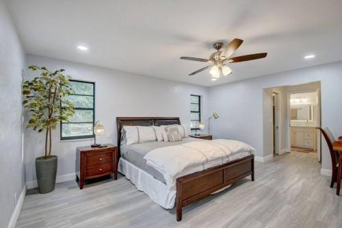 a bedroom with a bed and a ceiling fan at Ananda Farmhouse and Retreat. in Lake Worth
