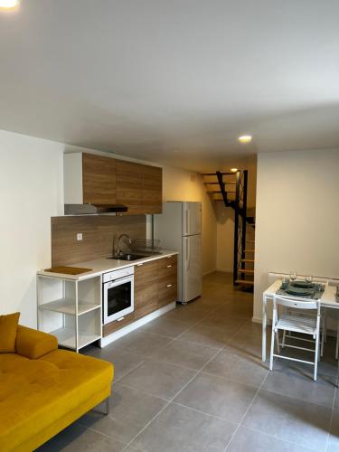 - une cuisine avec un canapé et une table dans une chambre dans l'établissement La maison de Marie, à Yzeures-sur-Creuse