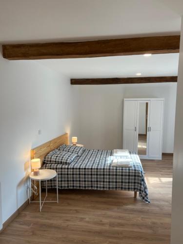 une chambre avec un lit et une table dedans dans l'établissement La maison de Marie, à Yzeures-sur-Creuse