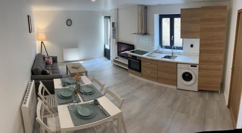 un salon avec une table et des chaises et une cuisine dans l'établissement La maison de Marie, à Yzeures-sur-Creuse