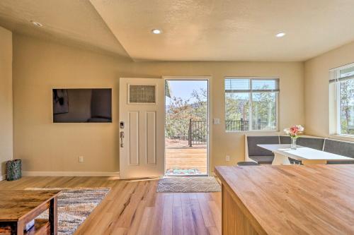 sala de estar con puerta que da a un patio en Oakhurst Duplex about 13 Mi to Yosemite National Park!, en Oakhurst