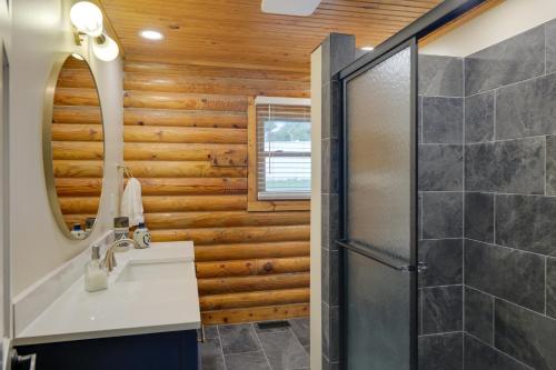 Ένα μπάνιο στο Cozy Brookville Home with Fire Pit and Deck!