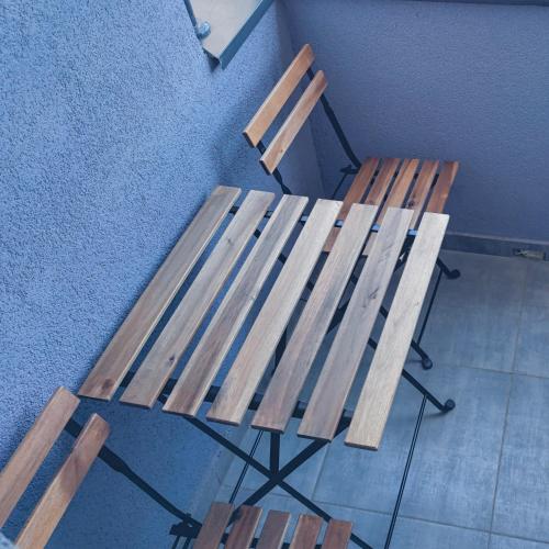 an overhead view of a wooden bench against a wall at OOTA Soko with Parking Garage in Kragujevac