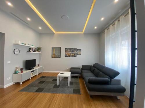 a living room with a couch and a table at Casa Linda in Pavia