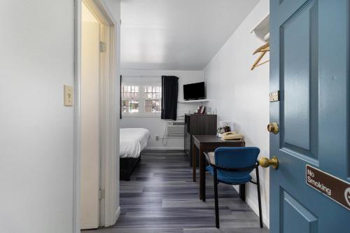 Postel nebo postele na pokoji v ubytování Snyders Shoreline Inn