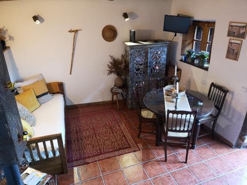 ein Wohnzimmer mit einem Tisch und einem Sofa in der Unterkunft Toca do Esquilo - Montesinho in Montezinho