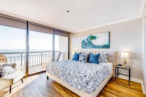 San Luis Ocean Oasis في جالفيستون: غرفة نوم مع سرير وإطلالة على المحيط