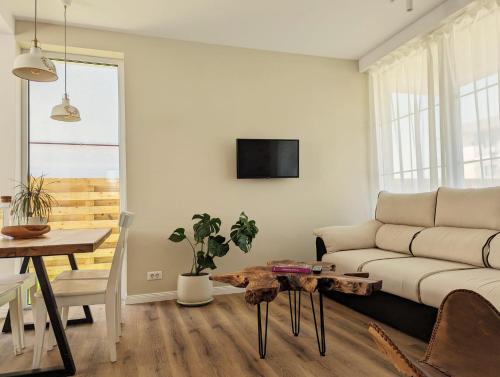 a living room with a couch and a table at La Bella Villa Mamaia in Mamaia Sat/Năvodari