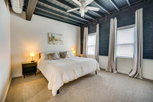 een slaapkamer met een groot bed en 2 ramen bij Modernized St Clair Apartment Walk to Boardwalk! 