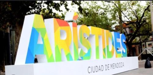 un signo colorido que dice guilford Ice House en DEPARTAMENTO PLENO CENTRO en Mendoza