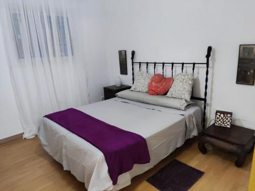 1 dormitorio con 1 cama grande y 1 silla en Apartamento a 10Km Barcelona, Jardin, Luminoso, 