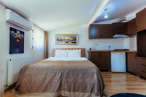 a bedroom with a bed and a kitchen at Taksim Wonder Suites in Istanbul