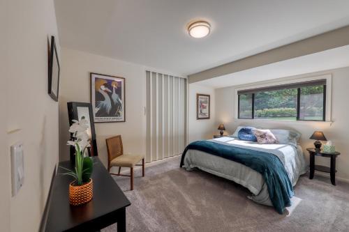 1 dormitorio con cama y ventana en The Tides Retreat, en Gig Harbor