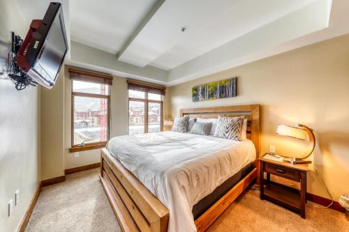 1 dormitorio con 1 cama y TV. en Sundial Lodge #316B, en Park City
