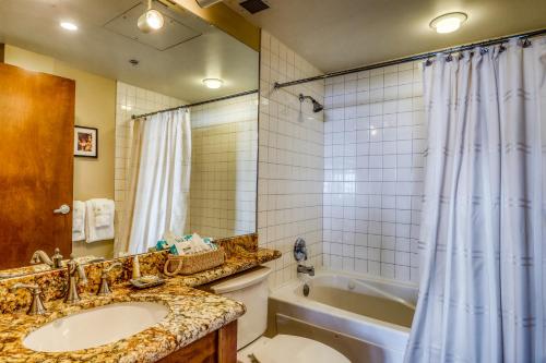 y baño con lavabo, bañera y ducha. en Sundial Lodge #316B, en Park City