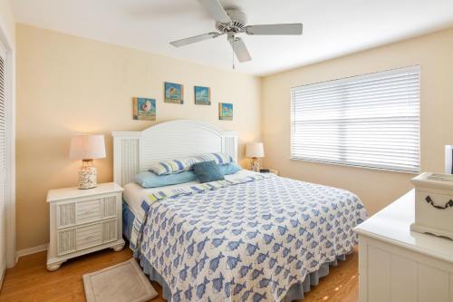 um quarto com uma cama e uma ventoinha de tecto em Lobster Lodge and Manatee Manor em Duck Key