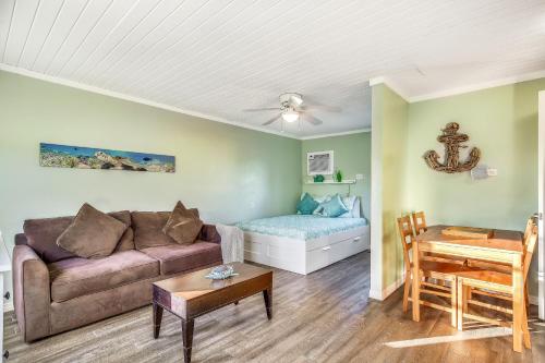ein Wohnzimmer mit einem Sofa und einem Tisch in der Unterkunft Fisherman's Retreat in Conch Key