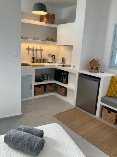 een keuken met witte kasten en een aanrechtblad bij Okeanos in Skiathos-stad
