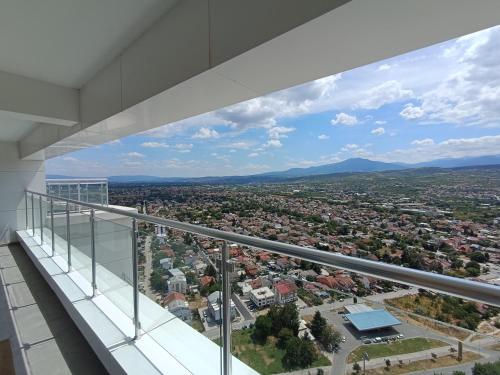 Blick auf die Stadt vom Balkon eines Gebäudes in der Unterkunft High Apartment in Skopje