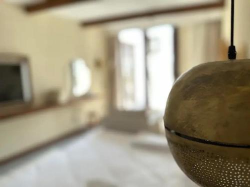 un primer plano de una bola de metal en una habitación en Le sidi Cabana ( hacienda bay ), en El Alamein