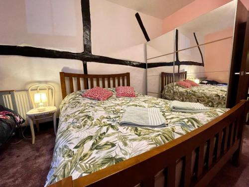 1 dormitorio con 2 camas en una habitación en Cathedral View, en Gloucester
