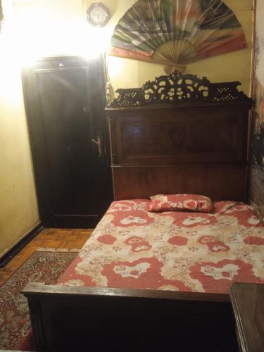 een slaapkamer met een bed met een rood en wit dekbed bij فندق جاردن رويال in Caïro
