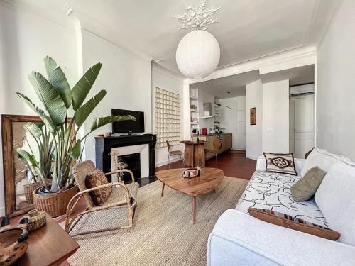 un salon avec un canapé et une cheminée dans l'établissement Appartement Marseillais - Climatisation & Spacieux - Les Frères de la Loc', à Marseille