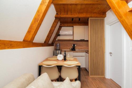 eine kleine Küche mit einem Tisch und Stühlen in einem Zimmer in der Unterkunft Vukova dolina in Cetinje