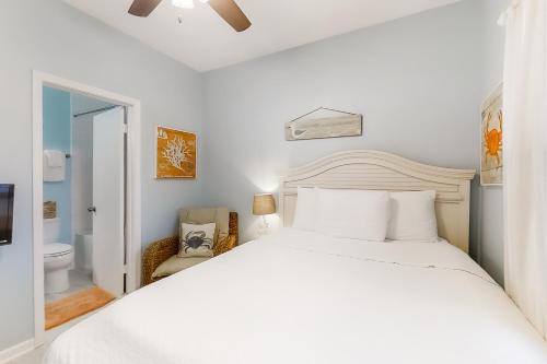 - une chambre blanche avec un lit et une salle de bains dans l'établissement Baywatch F4, à Pensacola Beach