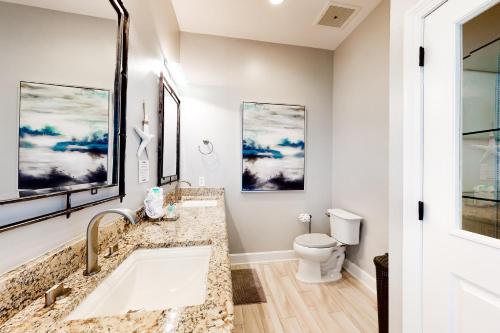 ein Badezimmer mit Waschbecken und Toilette in der Unterkunft Caribbean Resort 1801 - Penthouse in Navarre