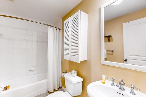 A bathroom at Emerald Isle 0204