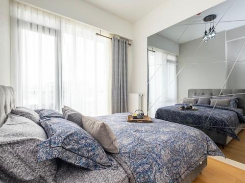 Säng eller sängar i ett rum på Divan Residence at G Tower Apartment