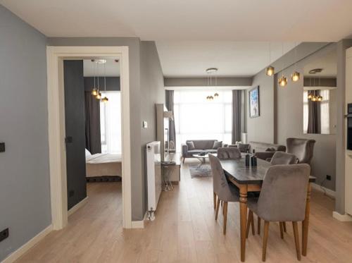 ein Esszimmer und ein Wohnzimmer mit einem Tisch und Stühlen in der Unterkunft Divan Residence at G tower Apartment in Istanbul