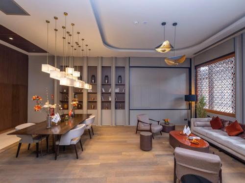 una sala de estar con una mesa y un sofá en G Tower Residence at Divan Near To Mimar Sinan Metro Station, en Estambul