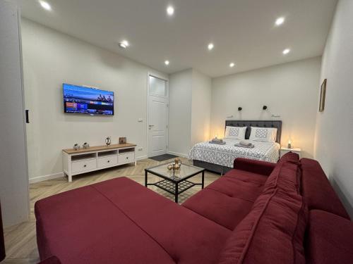 un salon avec un canapé et un lit dans l'établissement La Dolce Vita Apartments Sarajevo, à Sarajevo