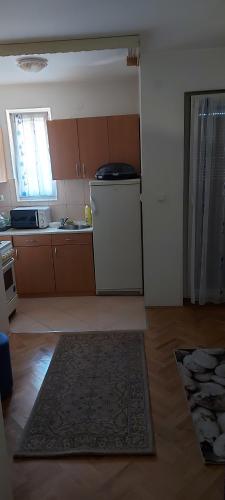 cocina con nevera y encimera en D-apartmani, en Bijeljina