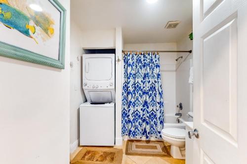ein Badezimmer mit einer Waschmaschine und einem Trockner neben einem WC in der Unterkunft Veranda 101 in Fort Walton Beach