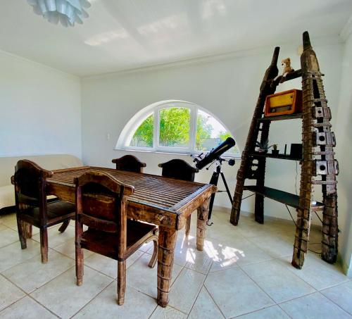 Habitación con escritorio, escalera y ventana en Dharma Horse Shelter Bungalows & Farmping en Siófok
