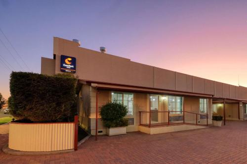 a building with a sign on the side of it at Comfort Inn Crystal Broken Hill in Broken Hill