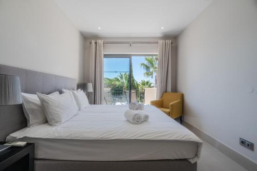 ein Schlafzimmer mit einem Bett mit Handtüchern darauf in der Unterkunft Fabulous 2 bedroom apartment Pine Hills in Vilamoura