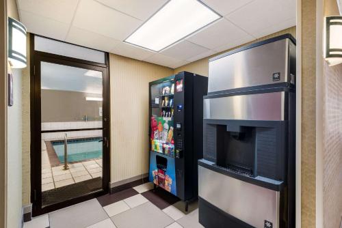 um frigorífico num quarto com piscina em Quality Inn em Des Moines