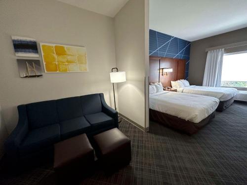 Habitación de hotel con 2 camas y sofá en Comfort Suites Jackson-Cape Girardeau en Jackson