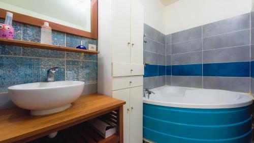 uma casa de banho com um lavatório e uma banheira em Loft Berriat/Ampère em Grenoble