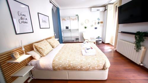 سرير أو أسرّة في غرفة في Apartamento Centro Madrid Plaza España Gran Vía
