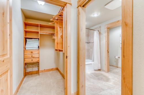 La salle de bains est pourvue d'un dressing et d'une douche. dans l'établissement #301 Grand Lodge South Master Suite, à Government Camp