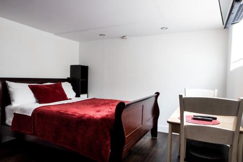 a bedroom with a bed and a table and a chair at Motel LA RÉFÉRENCE in Trois-Rivières