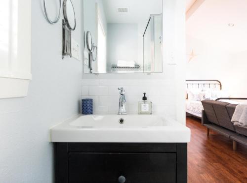 uma casa de banho com um lavatório e um espelho em Hyde Park Carriage House em Austin